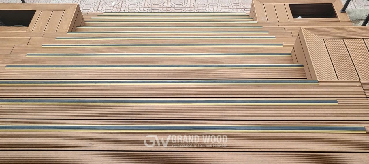 Sàn Gỗ Nhựa Cầu Thang Ngoài Trời – Xu Hướng Vật Liệu Bền Vững Cho Không Gian Hiện Đại