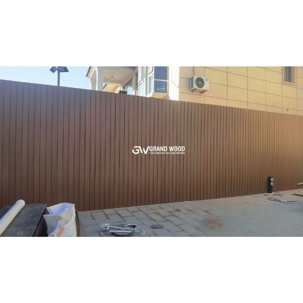 Hành Trình Lột Xác Của Một Bức Tường – Ốp Nhựa Giả Gỗ Ngoài Trời Grand Wood